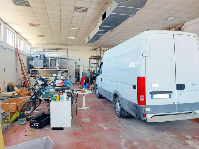 #21106 Laboratorio con corte pertinenziale in vendita - foto 2