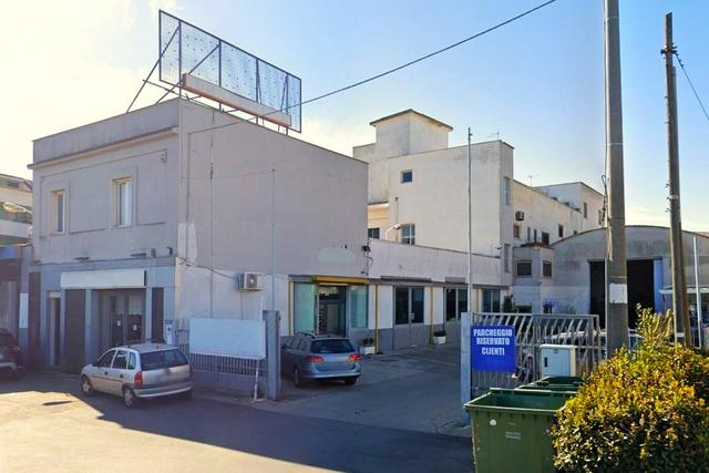 #2537573 Edificio artigianale con alloggi e cortili privati in vendita - foto 1