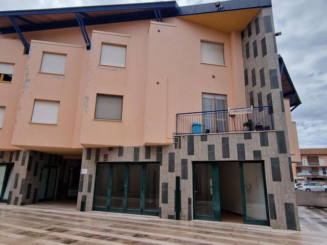 #2537419 Negozio con posto auto in complesso residenziale in vendita - foto 1