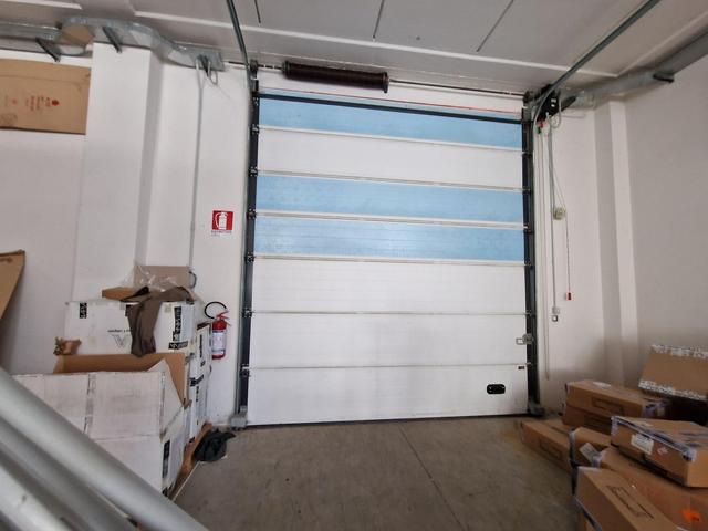 Magazzini in vendita