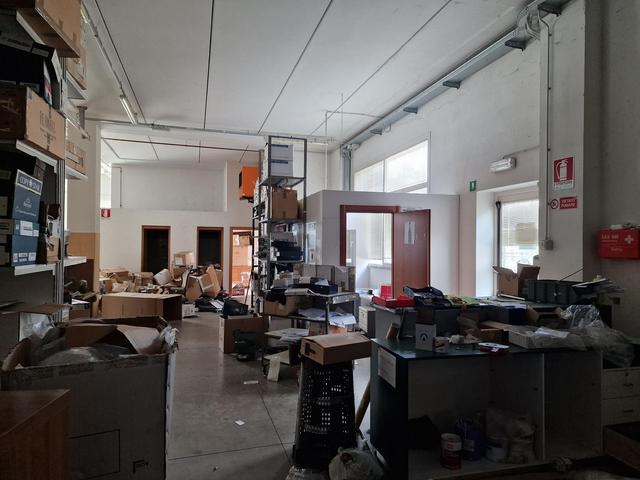 Magazzini in vendita