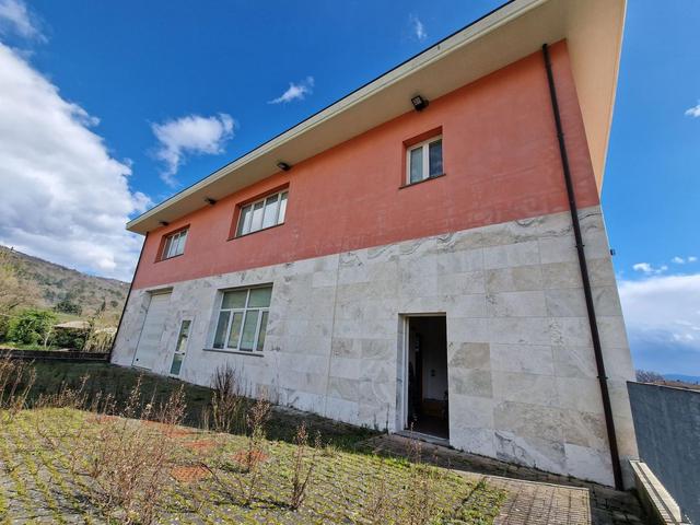 Magazzini in vendita