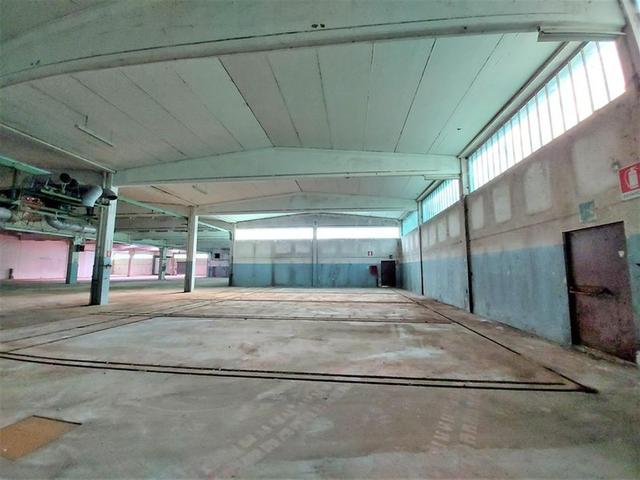 #14683 Porzione di capannone industriale e quota di area urbana in vendita - foto 3