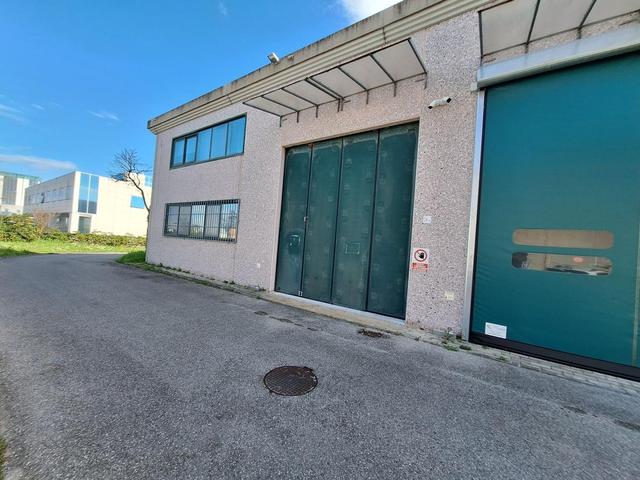 Magazzini in vendita