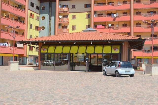 #7136 Negozio con magazzino e 114 box auto in vendita - foto 1