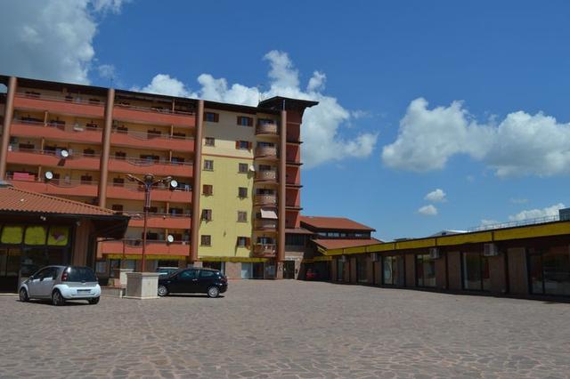 #7136 Negozio con magazzino e 114 box auto in vendita - foto 2