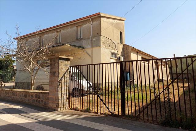 #20410 Complesso artigianale con cortile e pertinenze in vendita - foto 1
