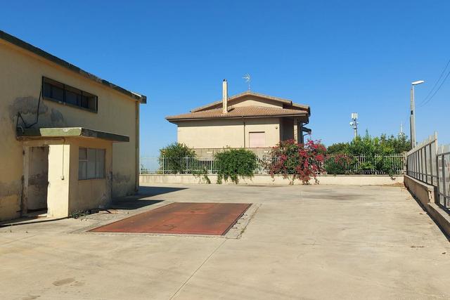 #21452 Complesso artigianale con cortile e pertinenze in vendita - foto 9