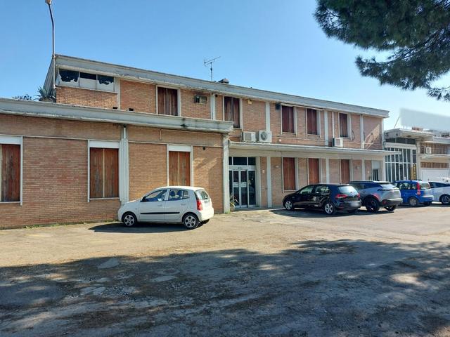 #25791 Porzione di capannone con pertinenze e abitazione in vendita - foto 1