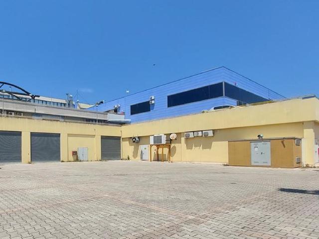 Complessi commerciali in vendita