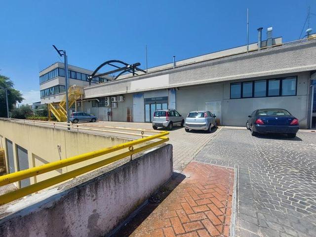 Complessi commerciali in vendita
