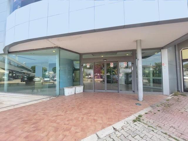 Complessi commerciali in vendita