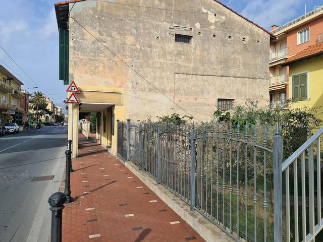 #25903 Locale Commerciale con Vetrina su Strada a Bordighera in vendita - foto 1