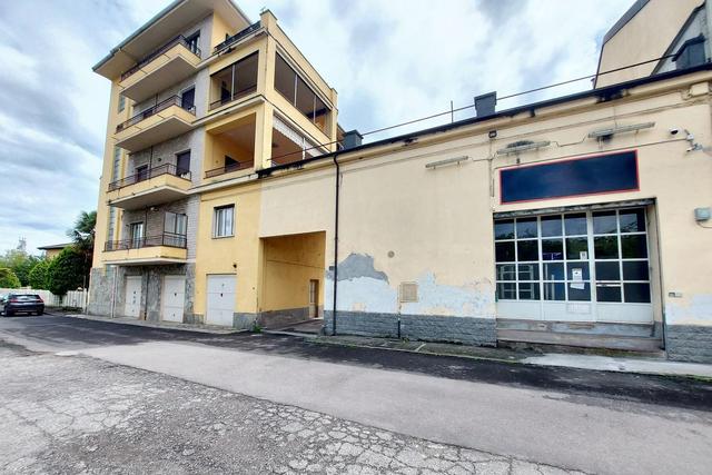 Magazzini in vendita