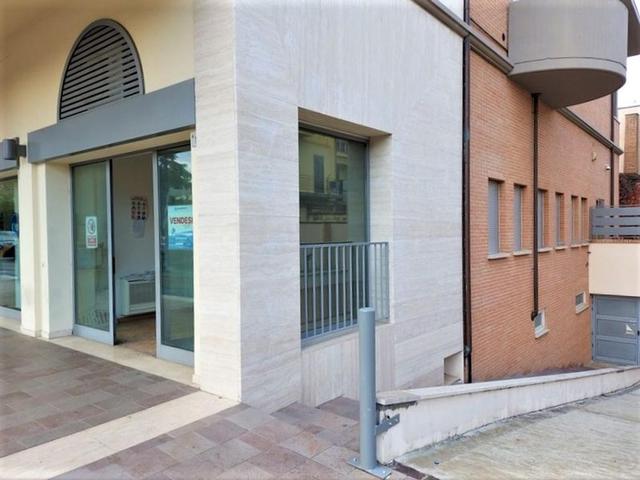 #14715 Negozio con autorimessa in vendita - foto 1