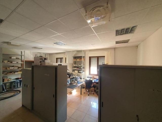#25699 Capannone di due piani con corte in vendita - foto 2