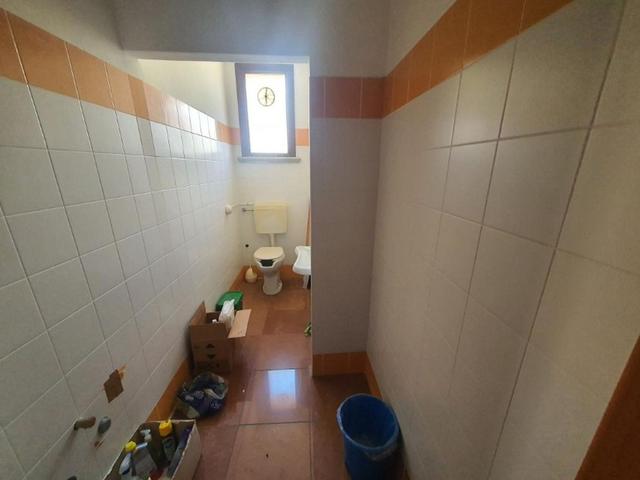 #25699 Capannone di due piani con corte in vendita - foto 4