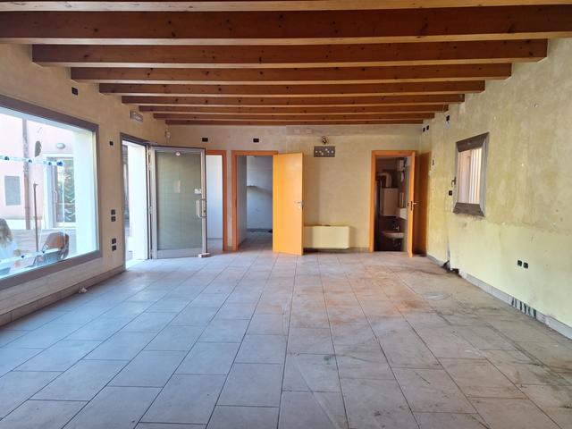 #2537177 Negozio in complesso residenziale in vendita - foto 3