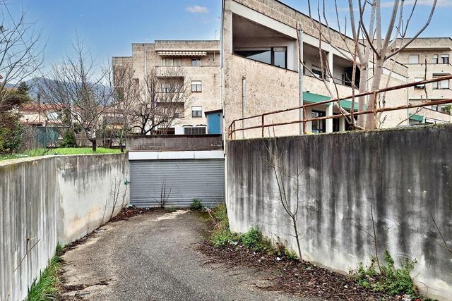#22548 Locale commerciale con due garage in vendita - foto 2