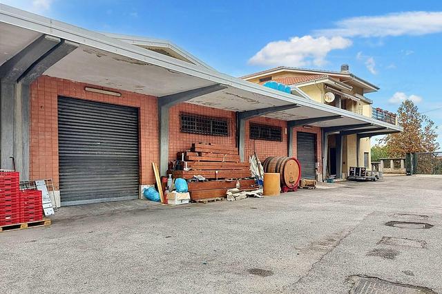 #21529 Complesso artigianale con cortile e pertinenze in vendita - foto 11