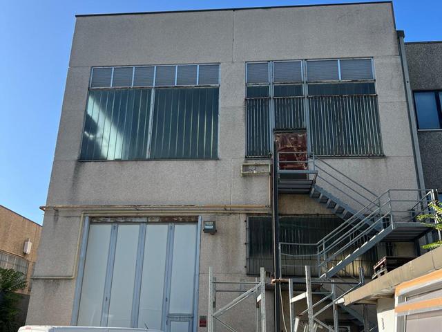 #2638154 Capannone completamente ristrutturato con uffici e area esterna in vendita - foto 3