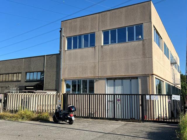#2638154 Capannone completamente ristrutturato con uffici e area esterna in vendita - foto 2