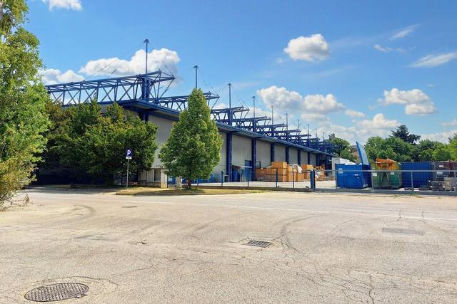 Magazzini in vendita