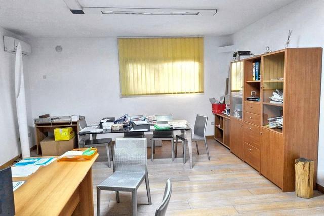 #25835 Capannone commerciale con ampio piazzale in vendita - foto 4