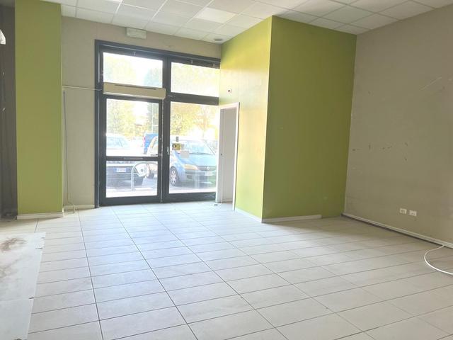 #25090 Locale commerciale al piano terra in vendita - foto 1