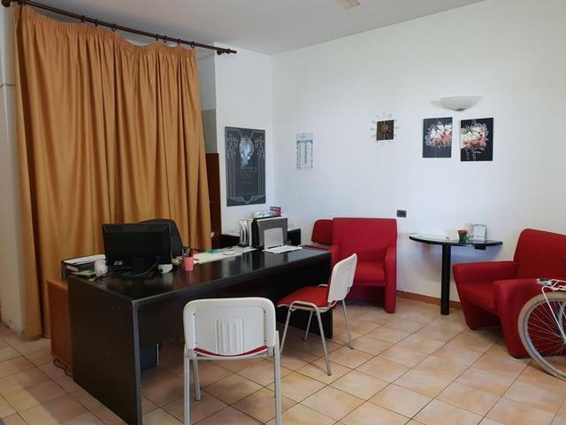 #9717 Locale commerciale in villaggio polifunzionale (sub 294) in vendita - foto 1