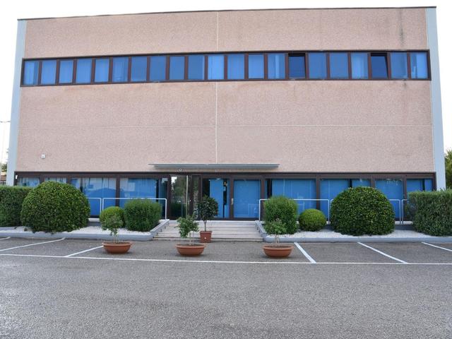 Complessi commerciali in vendita
