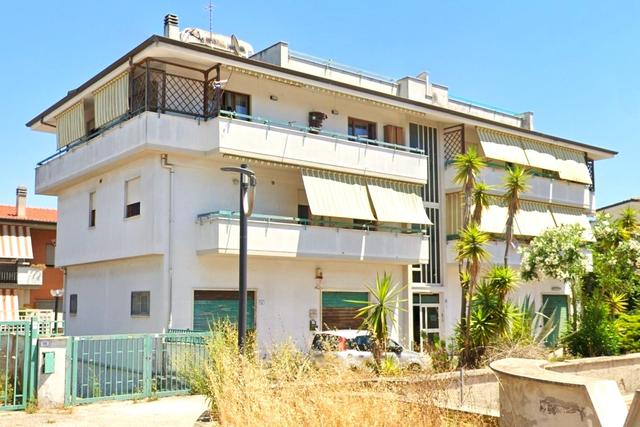 #25686 Negozio con magazzino e due posti auto in vendita - foto 2