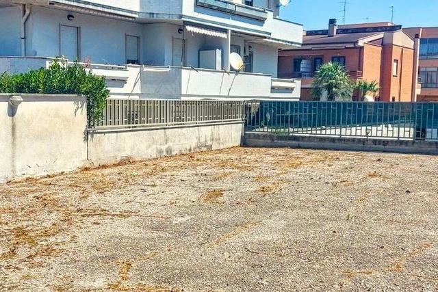 #25686 Negozio con magazzino e due posti auto in vendita - foto 4