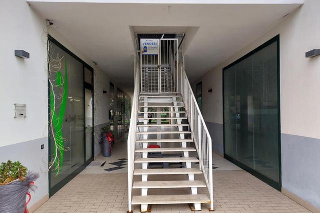 #25772 Uffici al primo piano con posti auto coperti in vendita - foto 6