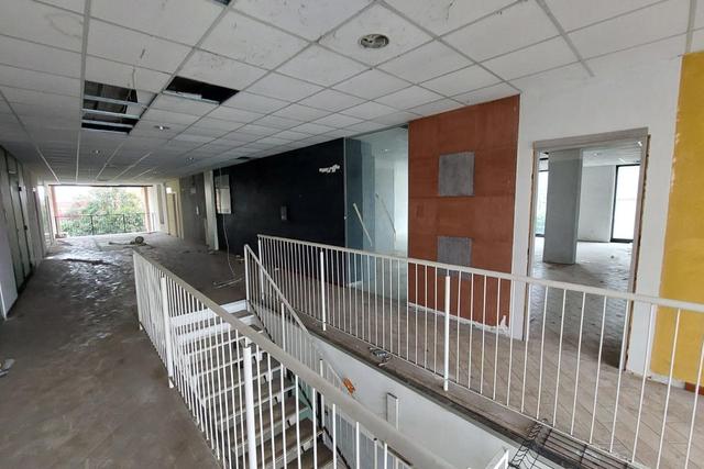 #25772 Uffici al primo piano con posti auto coperti in vendita - foto 4