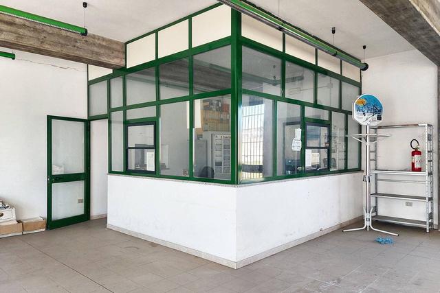 Magazzini in vendita