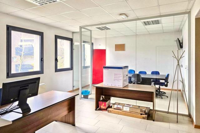 #25367 Vano ufficio al piano primo (sub 34) e servizi in vendita - foto 1