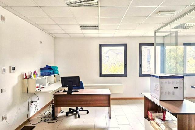 #25367 Vano ufficio al piano primo (sub 34) e servizi in vendita - foto 2