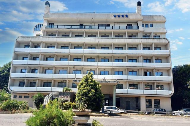 #24070 Hotel 4 stelle da ristrutturare con arredamenti in vendita - foto 1