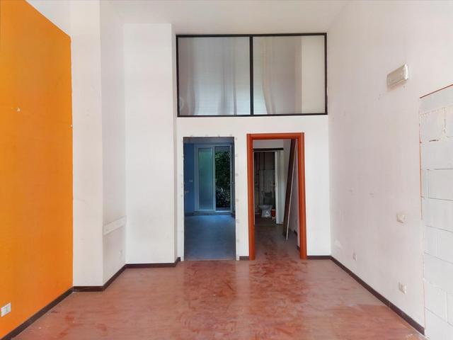 #24530 Locale commerciale con magazzino in zona centrale in vendita - foto 2