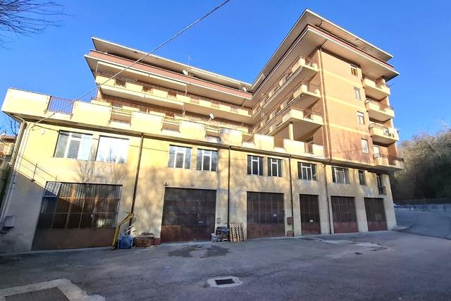 Magazzini in vendita