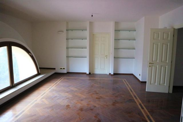 #14855 Ampio ufficio con lastrici e quattro garage in vendita - foto 1