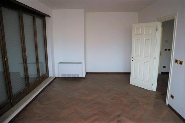 #14855 Ampio ufficio con lastrici e quattro garage in vendita - foto 17