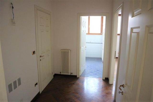 #14855 Ampio ufficio con lastrici e quattro garage in vendita - foto 2
