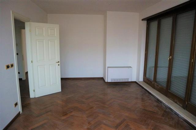 #14855 Ampio ufficio con lastrici e quattro garage in vendita - foto 11