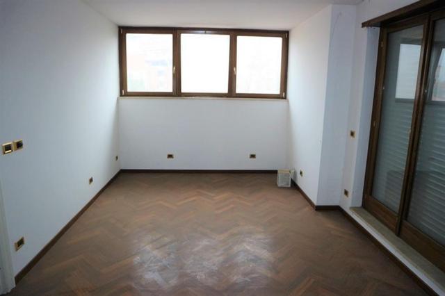 #14855 Ampio ufficio con lastrici e quattro garage in vendita - foto 9