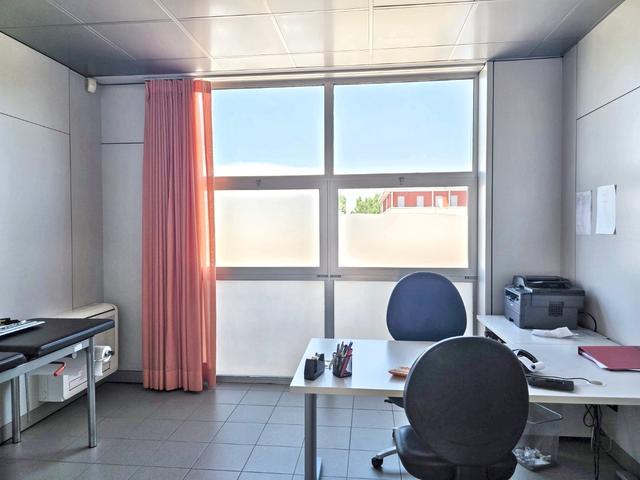 #2536544 Ambulatorio medico con magazzino, posti auto e arredi in vendita - foto 5