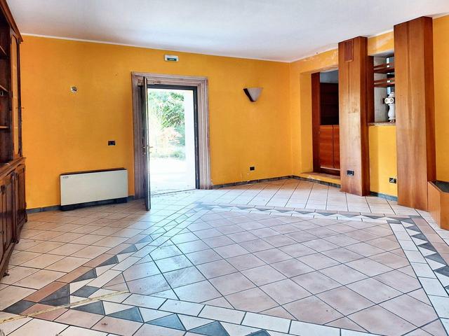 #23550 Locale commerciale ex ristorante con parcheggio e area esterna in vendita - foto 11