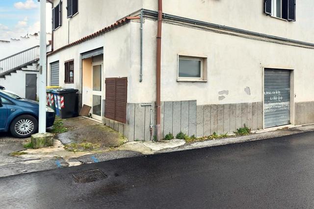 Magazzini in vendita