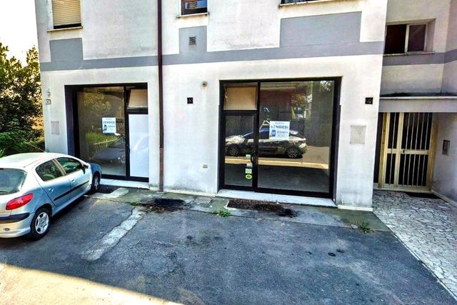 #2536969 Due negozi con vetrine in condominio in vendita - foto 1